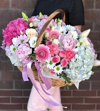 Композиция солнечный день в Нижнем Куранахе Цветочная композиция из Розы, Хризантемы, Пионы и Лизиантусы в корзине в Нижнем Куранахе