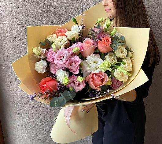Букет цветов из: Розы, Лизиантусы и Гвоздики в Нижнем Куранахе